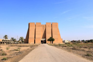 Kontes, Bağdat, Irak 'ta Bağdat - 14 Kasım 2024: Ktesifon Sarayı veya Tak-i Kisra' nın karşısındaki binada yaşayan insanlar Saddam Hüseyin 'in sinema, propaganda ve kültür merkezi olarak kullanıldı.