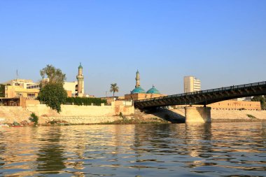Bağdat, Irak 'ta Bağdat - 15 Kasım 2024: Nehir kıyısında Dicle Nehri manzarası
