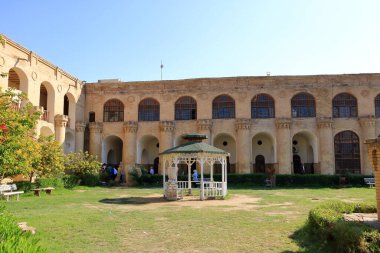 Bağdat, Irak 'ta Bağdat - 15 Kasım 2024: Tigris Nehri' ndeki El Kahire Sarayı 'nın (Qushla) dış manzarası