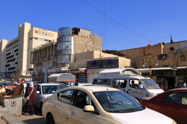 Bağdat, Irak 'ta Bağdat - 15 Kasım 2024: Her gün sokaklarda arabalarla, Martyr Köprüsü' nün yakınında