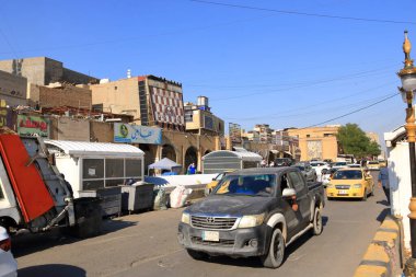 Bağdat, Irak 'ta Bağdat - 15 Kasım 2024: Her gün sokaklarda arabalarla, Martyr Köprüsü' nün yakınında