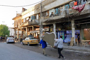 Bağdat, Irak 'ta Bağdat - 15 Kasım 2024: Her gün sokaklardaki arabalarla, Rashid Caddesi yakınlarındaki bir yerde