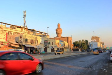 Bağdat, Irak 'ta Bağdat - 15 Kasım 2024: her gün sokaklardaki arabalarla, Khulafa Caddesi yakınlarındaki El-Chulafa Camii' nde