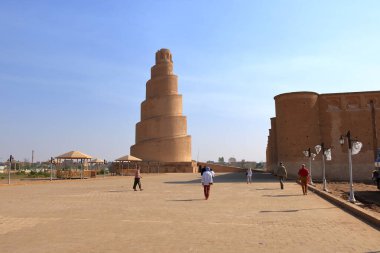 Irak 'ta Samarra - 16 Kasım 2024: İnsanlar Malwiya Camii' nin spiral minaresini ziyaret ediyor