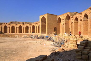 Irak 'taki Samarra - 16 Kasım 2024: Halife sarayının duvarları ve tuğlaları içindeki insanlar)