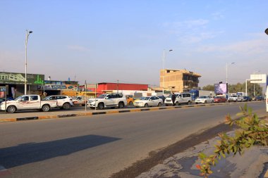 Musul, Irak Mussolosu - 17 Kasım 2024: Musul kentinde trafik ve sokak yaşamı