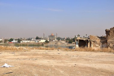 Musul, Irak Mussolosu - 17 Kasım 2024: Saddam Hüseyin tarafından inşa edilen şehir merkezindeki büyük cami