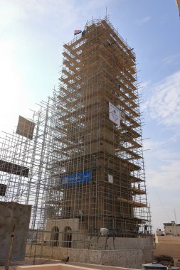 Musul, Irak Mussolosu - 17 Kasım 2024: El-Hadba, El-Hadbaa minaresinin El-Nuri Camii 'nin yanına yeniden inşası