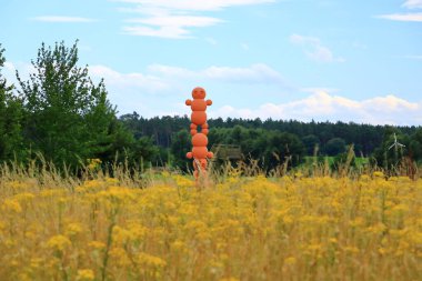 Katzow, Mecklenburg-Vorpommern Almanya, Avrupa - Temmuz 06 2024: Geniş bir açık hava heykel parkındaki modern heykeller