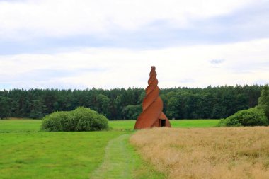 Katzow, Mecklenburg-Vorpommern Almanya, Avrupa - Temmuz 06 2024: Geniş bir açık hava heykel parkındaki modern heykeller
