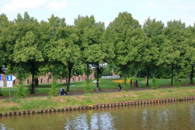Saarbruecken, Saarland, Almanya - Ağustos 06 2024: Saar Nehri kıyısı boyunca yürüme