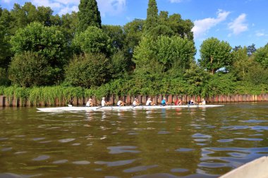 Saarbruecken, Saarland, Almanya - Ağustos 06 2024: Saar Nehri 'nde öğleden sonra spor botları