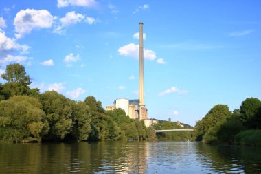 Saarbruecken, Saarland, Almanya - Ağustos 06 2024: Saar Nehri 'nde öğleden sonra spor botları
