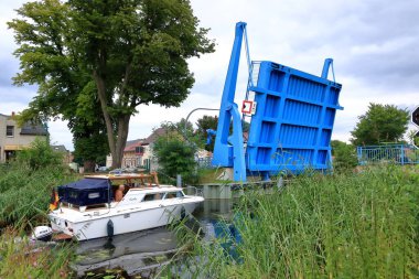 Wandlitz, Brandenburg, Almanya - 27 Temmuz 2024: Finowkanal 'da bir gemi Zerpenschleuse' den geçer