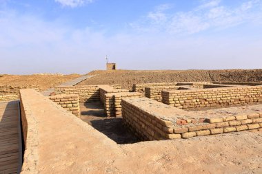 Hz. İbrahim 'in Evi, eski Ur' da, Sümer tapınağında, Irak 'ta Zigguratı restore etti.