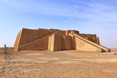 Eski Ur 'daki restore edilmiş ziggurat, Sümer tapınağı, Irak
