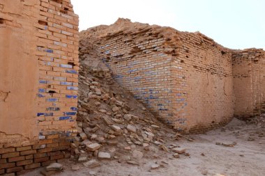 Irak 'ın Uruk kentindeki kazı alanında duvarlar ve tuğlalar.