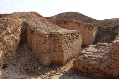 Irak 'ın Uruk kentindeki kazı alanında duvarlar ve tuğlalar.