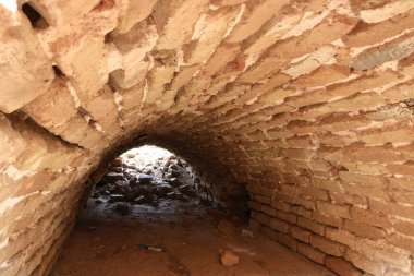 Irak 'ın Uruk kentindeki kazı alanında duvarlar ve tuğlalar.