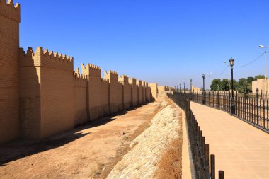 Irak 'ın Babil şehrindeki geçit töreni sokağı.