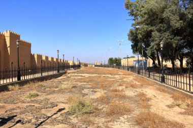 Irak 'ın Babil şehrindeki geçit töreni sokağı.