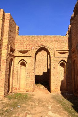 Irak 'ın Samarra kentindeki Ana Halifelik Sarayı' nın duvarları ve tuğlaları, Arapça 'da Dar el Hilafet (Halifeliğin Abode' si) veya Halife Sarayı (Halife Sarayı) olarak bilinir.)