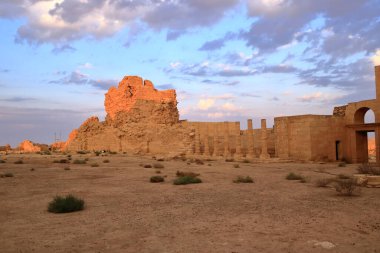 Irak 'ta Hatra, Yukarı Mezopotamya' da antik şehir bugün Doğu Ninova Valiliği 'nde yer almaktadır.