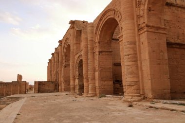Irak 'ta Hatra, Yukarı Mezopotamya' da antik şehir bugün Doğu Ninova Valiliği 'nde yer almaktadır.