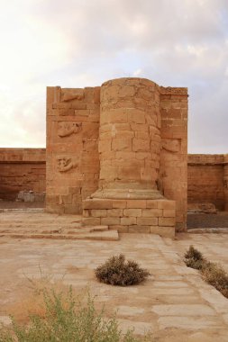 Irak 'ta Hatra, Yukarı Mezopotamya' da antik şehir bugün Doğu Ninova Valiliği 'nde yer almaktadır.