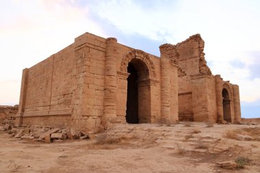 Irak 'ta Hatra, Yukarı Mezopotamya' da antik şehir bugün Doğu Ninova Valiliği 'nde yer almaktadır.