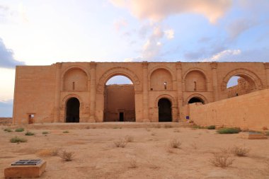 Irak 'ta Hatra, Yukarı Mezopotamya' da antik şehir bugün Doğu Ninova Valiliği 'nde yer almaktadır.