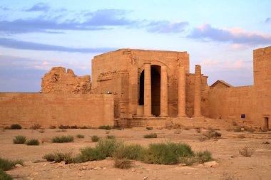 Irak 'ta Hatra, Yukarı Mezopotamya' da antik şehir bugün Doğu Ninova Valiliği 'nde yer almaktadır.