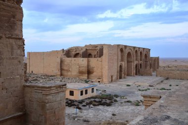 Irak 'ta Hatra, Yukarı Mezopotamya' da antik şehir bugün Doğu Ninova Valiliği 'nde yer almaktadır.