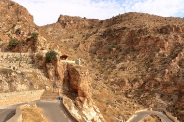 Irak 'taki Kürdistan' ın Hristiyan şehri Alqosh 'taki Rabban Hormizd Manastırı' na bakın.