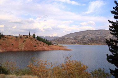 Dohuk Duhok baraj gölündeki su, Irak 'taki Kürdistan