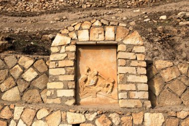 Irak 'taki Kürdistan' ın Hristiyan şehri Alqosh 'taki Rabban Hormizd Manastırı' na bakın.