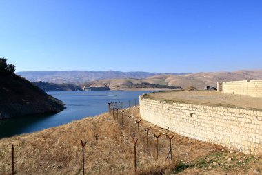 Kuzey Irak, Kürdistan 'da güzel dağları olan Dokan Dukan Gölü