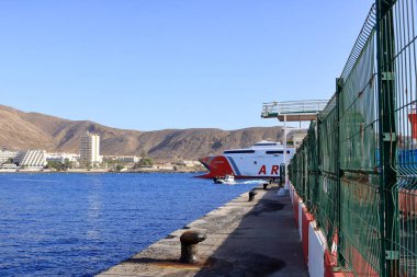 Los Cristianos, Tenerife, İspanya 'daki Kanarya Adaları - 03 Aralık 2024: Armas feribotu limana yaklaşıyor.