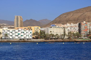 Los Cristianos, Tenerife, İspanya 'daki Kanarya Adaları - 03 Aralık 2024: Öğleden sonra köyün limanı
