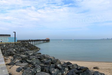 Kuveyt Şehri, Ortadoğu 'da Kuveyt - 08 Kasım 2024: Yerel halk Kuveyt kulelerinin yakınındaki balıkçı iskelesinin keyfini çıkarıyor