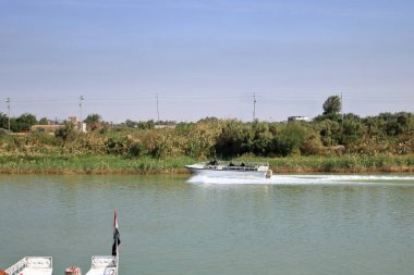 Al-Qurna, Irak 'ta Basra - 11 Kasım 2024: insanlar Fırat ve Dicle kavşağında tekne gezisinin keyfini çıkarıyorlar, Shatt al-Arap