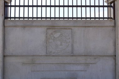 Nasiriye, Irak - 12 Kasım 2024: Ur Turizm Şehri 'nin inşaatında işçiler antik Ur' daki zigguratın yanında, Sümer tapınağında
