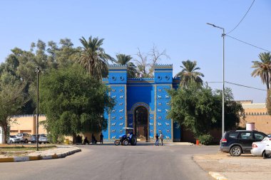 Irak 'taki Babil - 13 Kasım 2024: Babil' deki mavi İştar kapısının kopyası