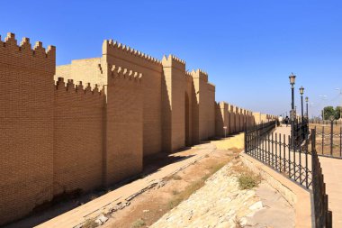 Irak 'taki Babil - 13 Kasım 2024: insanlar antik Babil şehrinin eski duvarlarını ziyaret ediyor