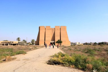 Kontes, Bağdat, Irak 'ta Bağdat - 14 Kasım 2024: Ktesifon Sarayı veya Tak-i Kisra' nın karşısındaki binada yaşayan insanlar Saddam Hüseyin 'in sinema, propaganda ve kültür merkezi olarak kullanıldı.