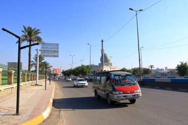 Bağdat, Irak 'ta Bağdat - 15 Kasım 2024: Her gün sokaklarda arabalar, Bağdat tren istasyonu yakınında bir yer