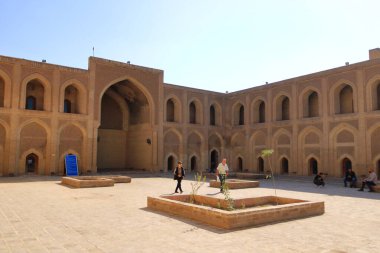 Bağdat, Irak 'ta Bağdat - 15 Kasım 2024: Bağdat' taki El-Mustansiriya Okulu Madrasah 'ı ziyaret edenler