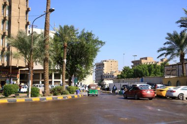 Bağdat, Irak 'ta Bağdat - 15 Kasım 2024: Her gün sokaklardaki arabalarla, Meydan Meydanı yakınlarında