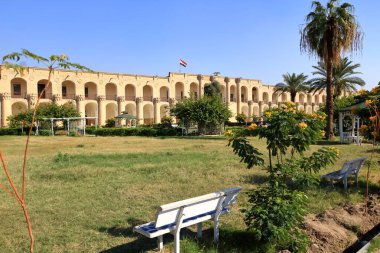 Bağdat, Irak 'ta Bağdat - 15 Kasım 2024: Tigris Nehri' ndeki El Kahire Sarayı 'nın (Qushla) dış manzarası