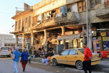 Bağdat, Irak 'ta Bağdat - 15 Kasım 2024: Her gün sokaklardaki arabalarla, Rashid Caddesi yakınlarındaki bir yerde